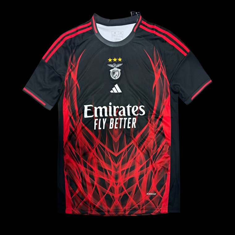 Camiseta edición especial Benfica negra Primeira Liga Portugal 2025/26 marca Adidas estampado llamas rojas tejido transpirable anti sudor | kkgooles