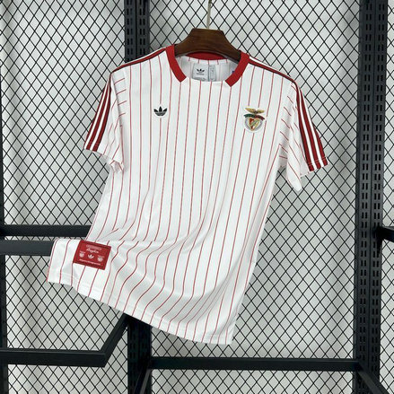 Camiseta edición retro especial Benfica blanca con rayas rojas Primeira Liga Portugal 2025/26 marca Adidas trébol tejido transpirable | kkgooles