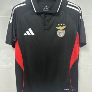 Polo de entrenamiento Benfica negro Primeira Liga Portugal 2025/26 marca Adidas paneles rojos tejido Aeroready transpirable | kkgooles